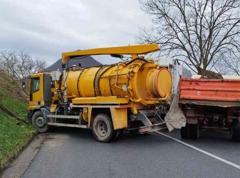 SRBI POSTAVLJAJU <span style='color:red;'><b>BARIKADE</b></span>: Hoće da spreče da uhapšenog Dejana Pantića prebace u Prištinu!  U PREKIDU INTERNET I MOBILNA MREŽA!